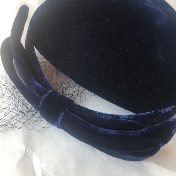 Vintage I. Magnin & Co. Navy Blue Velvet 40’s hat - Picture 4 of 4